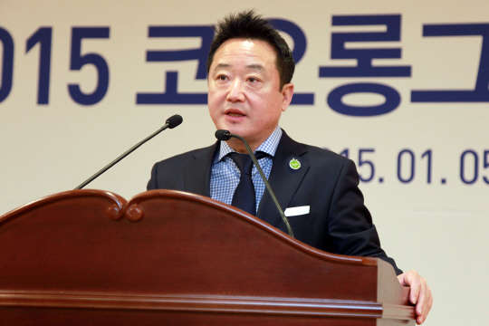 이웅열 코오롱그룹 회장이 5일 과천 코오롱타워 대강당에서 열린 시무식에서 올해 경영지침으로 타이머 2015을 제시하고 있다. <코오롱그룹 제공>
